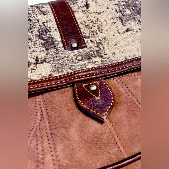 Vaan & Co. Excellent Shape! Upcycled! Leather Medium Crossbody Women’s Purse - Picture 5 of 10